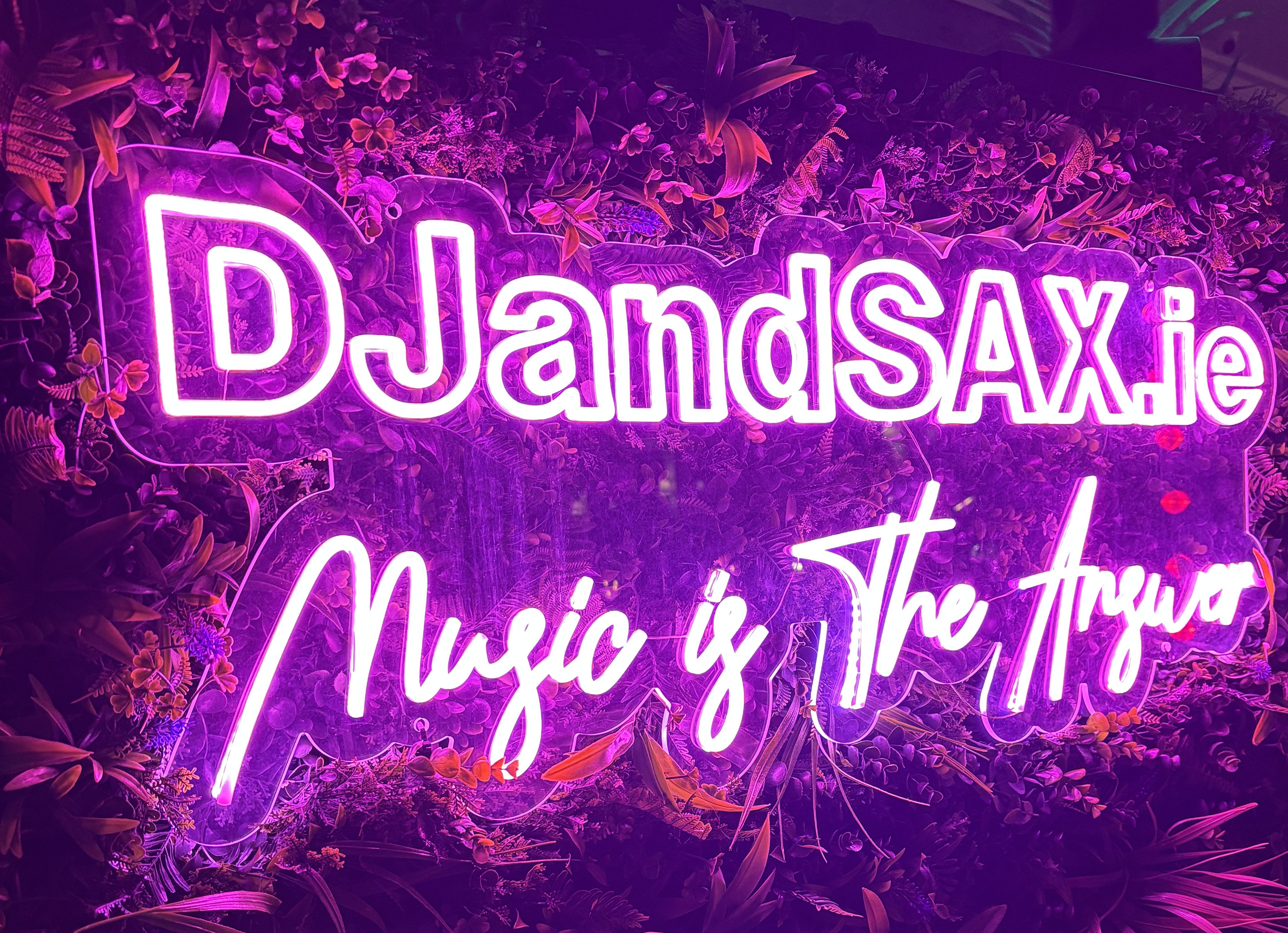 DJ AND SAX